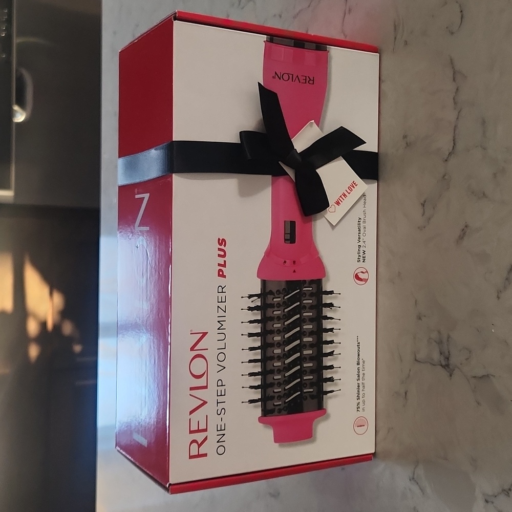 REVLON - One-step Volumizer PLUS - New in Box